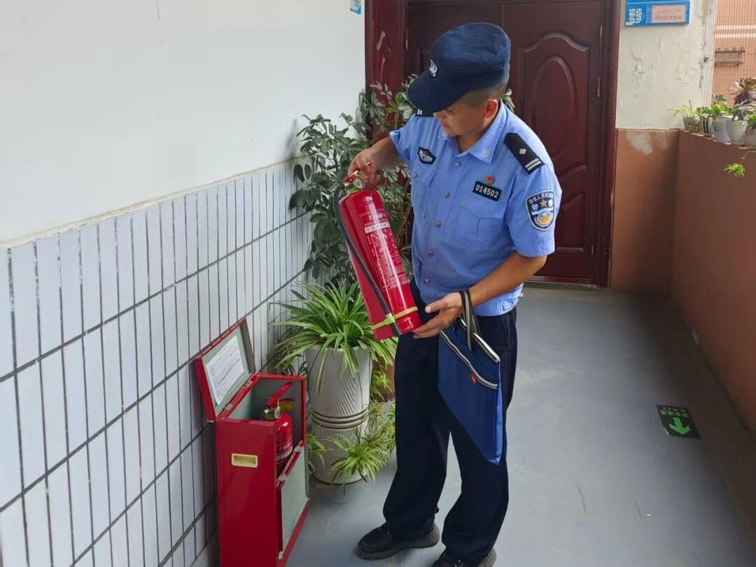 民警檢查消防器材.jpg