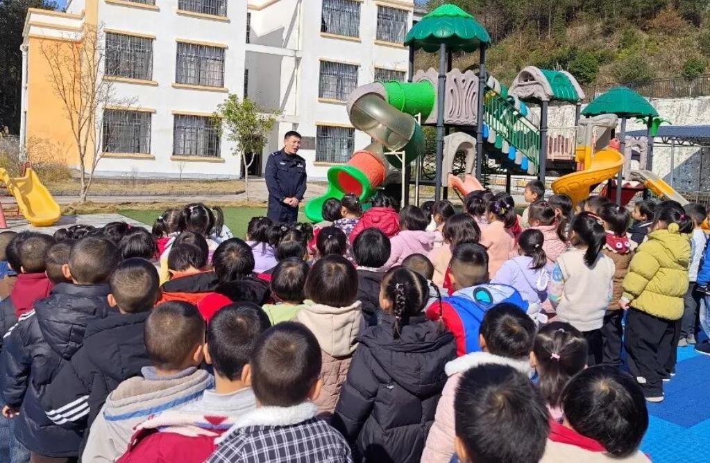 圖1 民警普法現(xiàn)場(chǎng).jpg