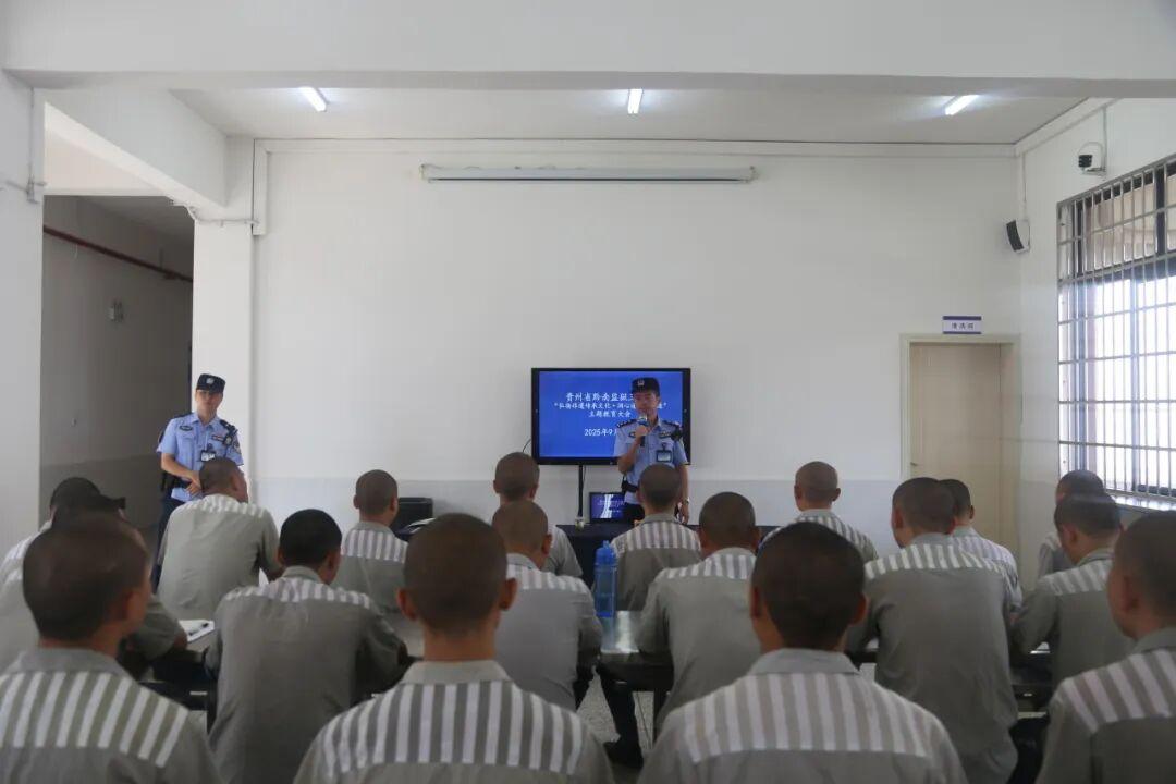 圖2 監(jiān)區(qū)民警為囚犯講解現(xiàn)場.jpg
