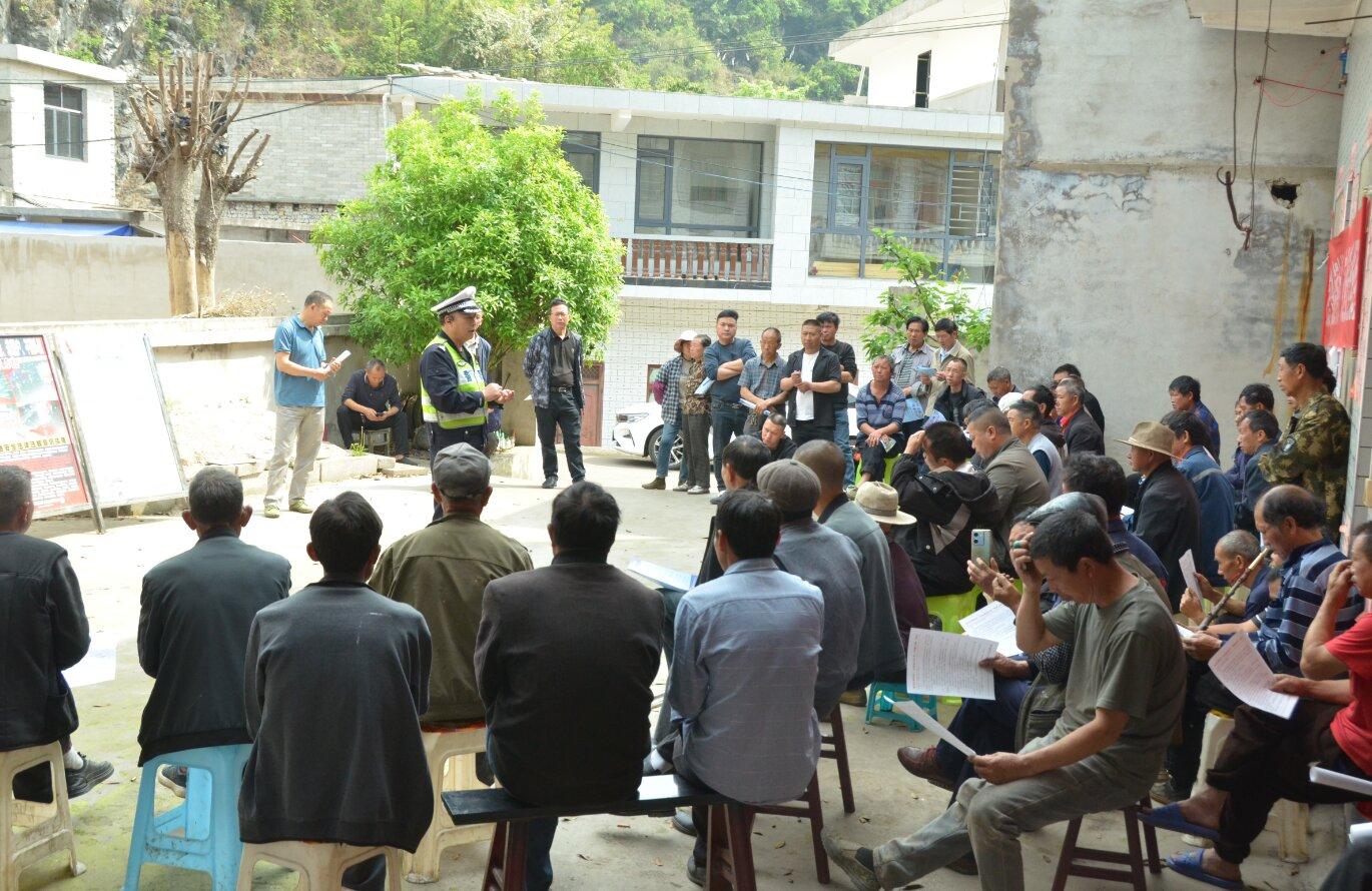 圖1交警開展院壩會(huì).jpg