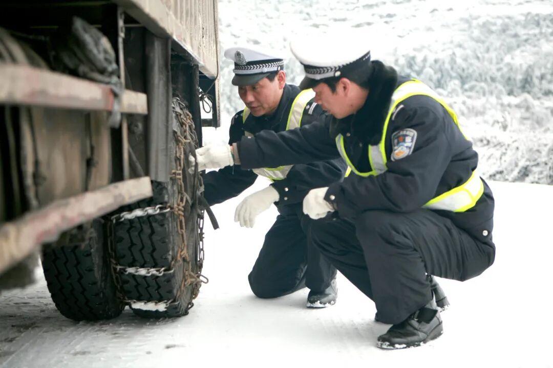 圖2 梅花山交警保障服務過往車輛.jpg