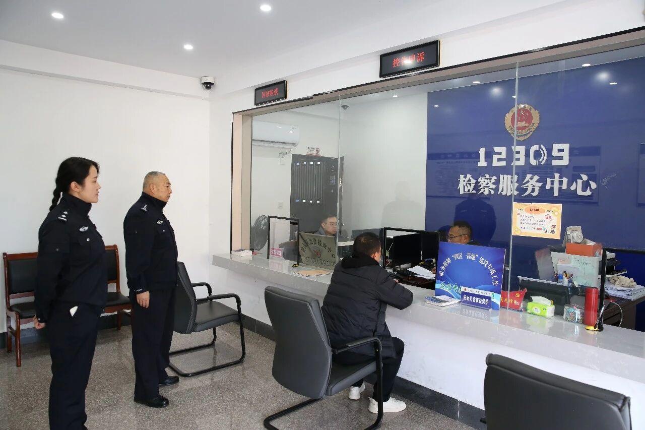 圖2  司法警察維護(hù)12309檢察服務(wù)中心的秩序和安全.jpg