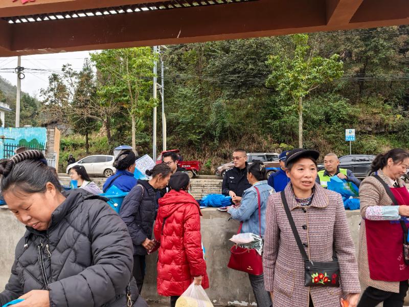 圖3 保基司法所聯(lián)合公安、綜治、交管等部門開(kāi)展“道路交通安全”主題法治宣傳活動(dòng).jpg