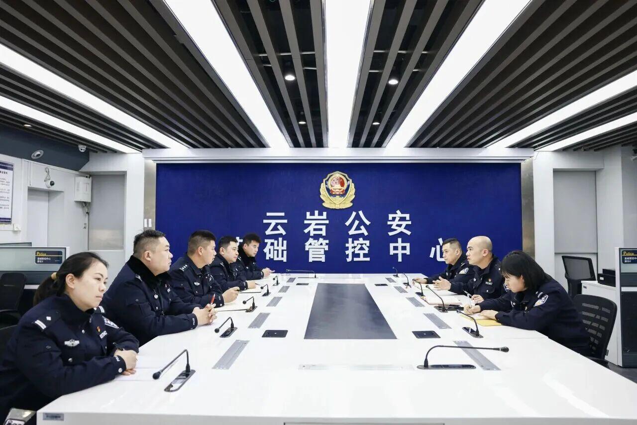 圖1民警開(kāi)展討論.jpg