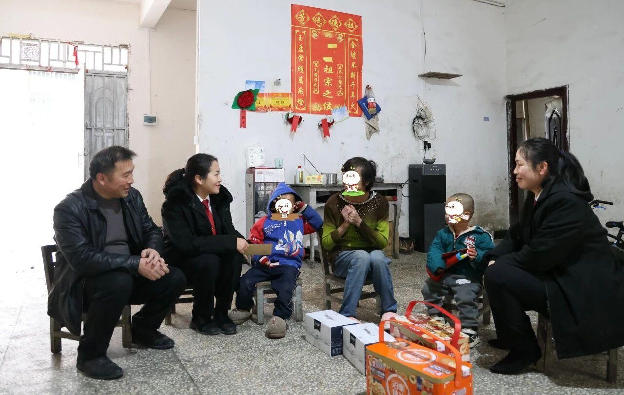 圖5 荔波法院“愛(ài)心媽媽”走訪慰問(wèn)困境、留守兒童.jpg