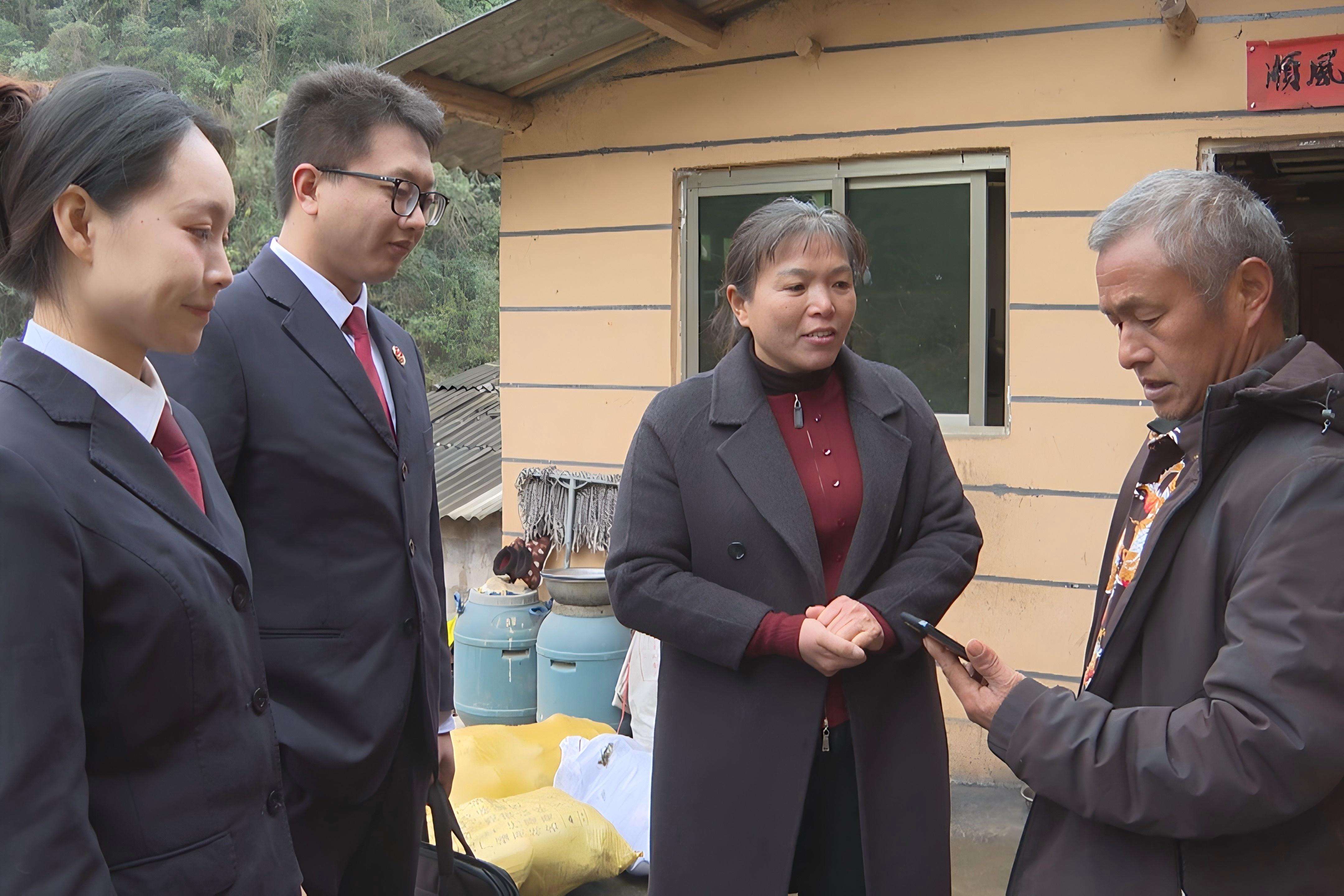 圖1  村民對(duì)檢察人員展示網(wǎng)絡(luò)情況.jpg