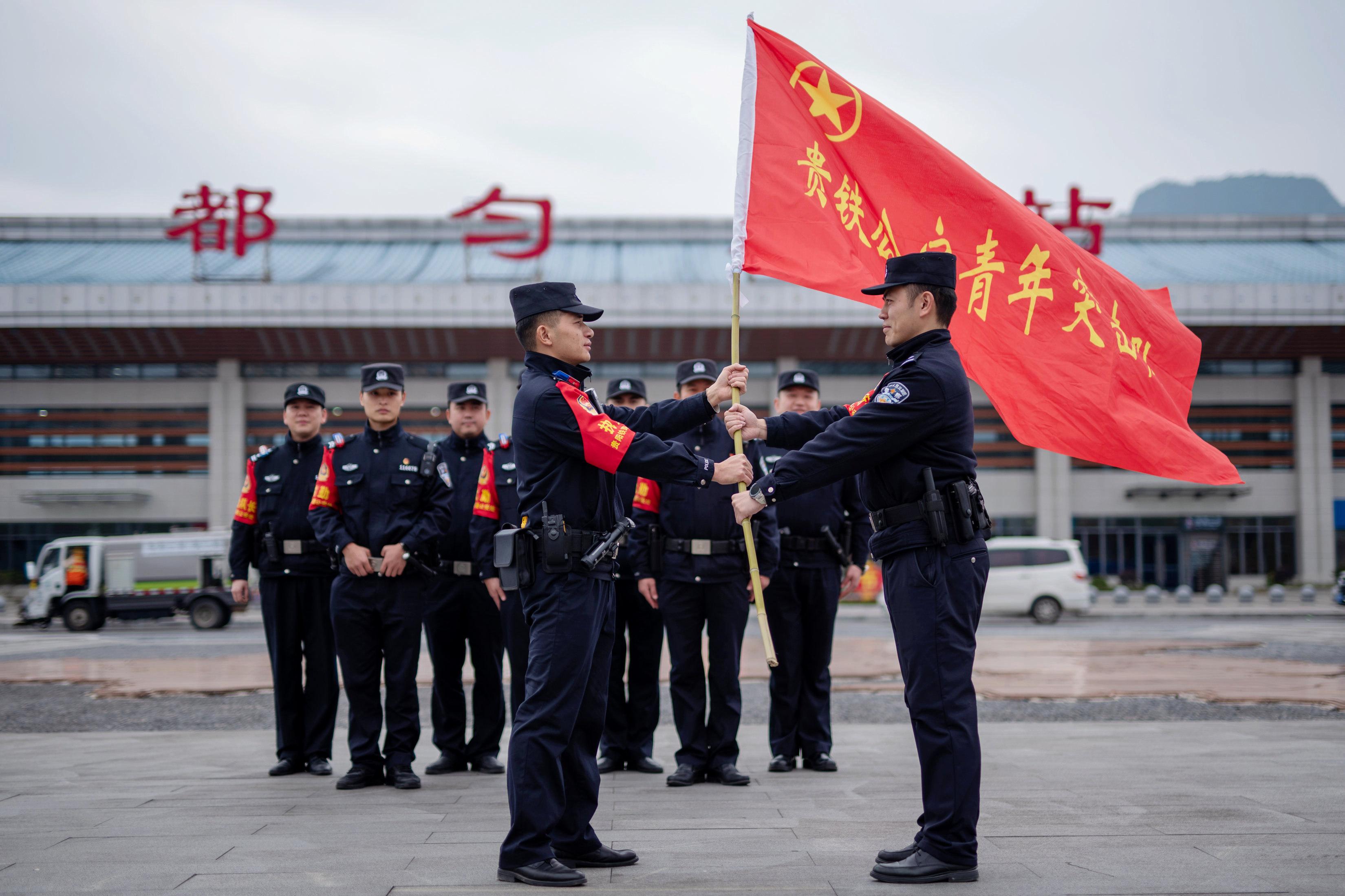 18 都勻東站派出所舉行簡(jiǎn)樸莊重的青年突擊隊(duì)授旗儀式.jpg