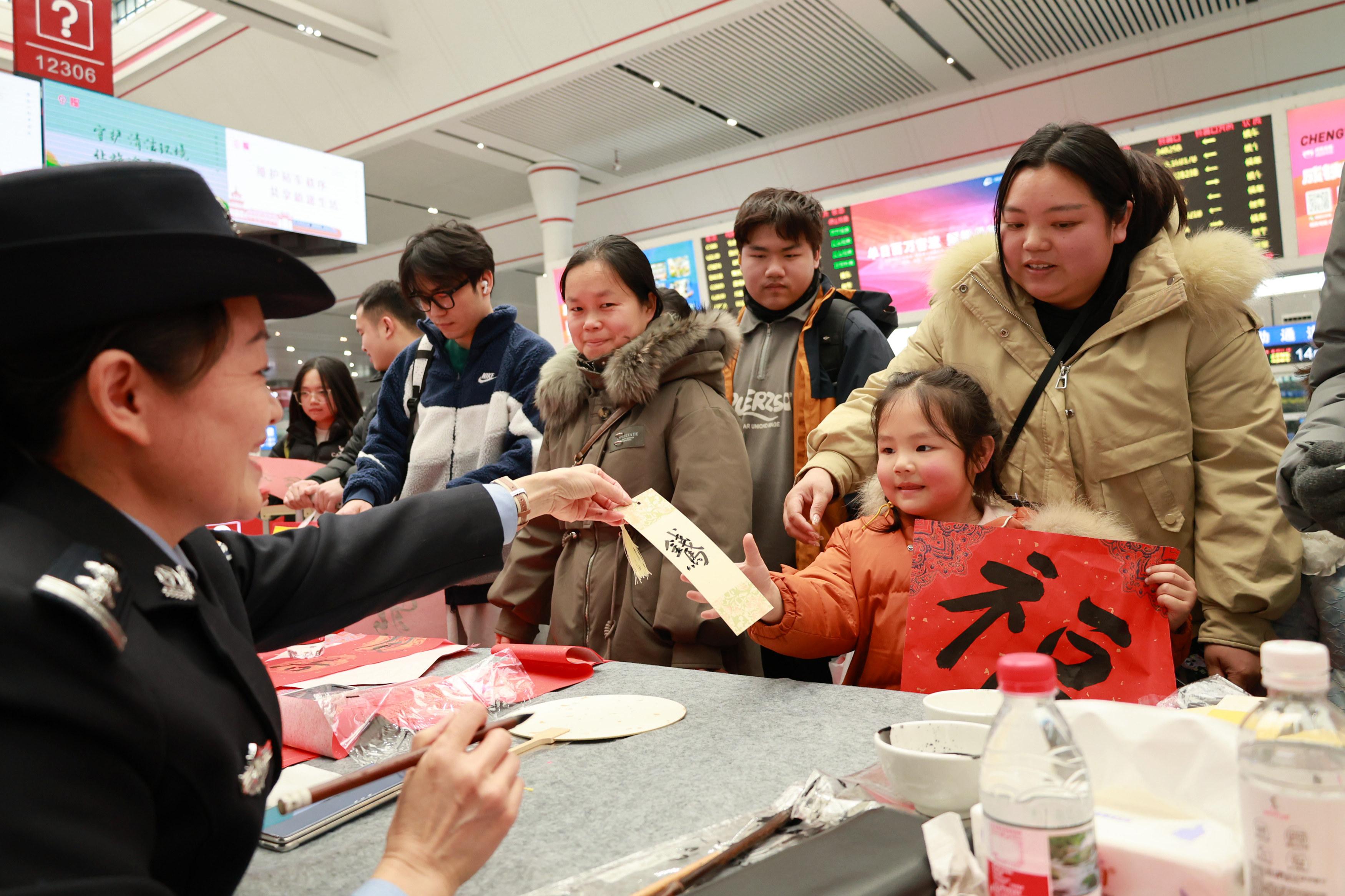 2 公安處“云芳書法工作室”民警現(xiàn)場(chǎng)寫福送平安.jpg