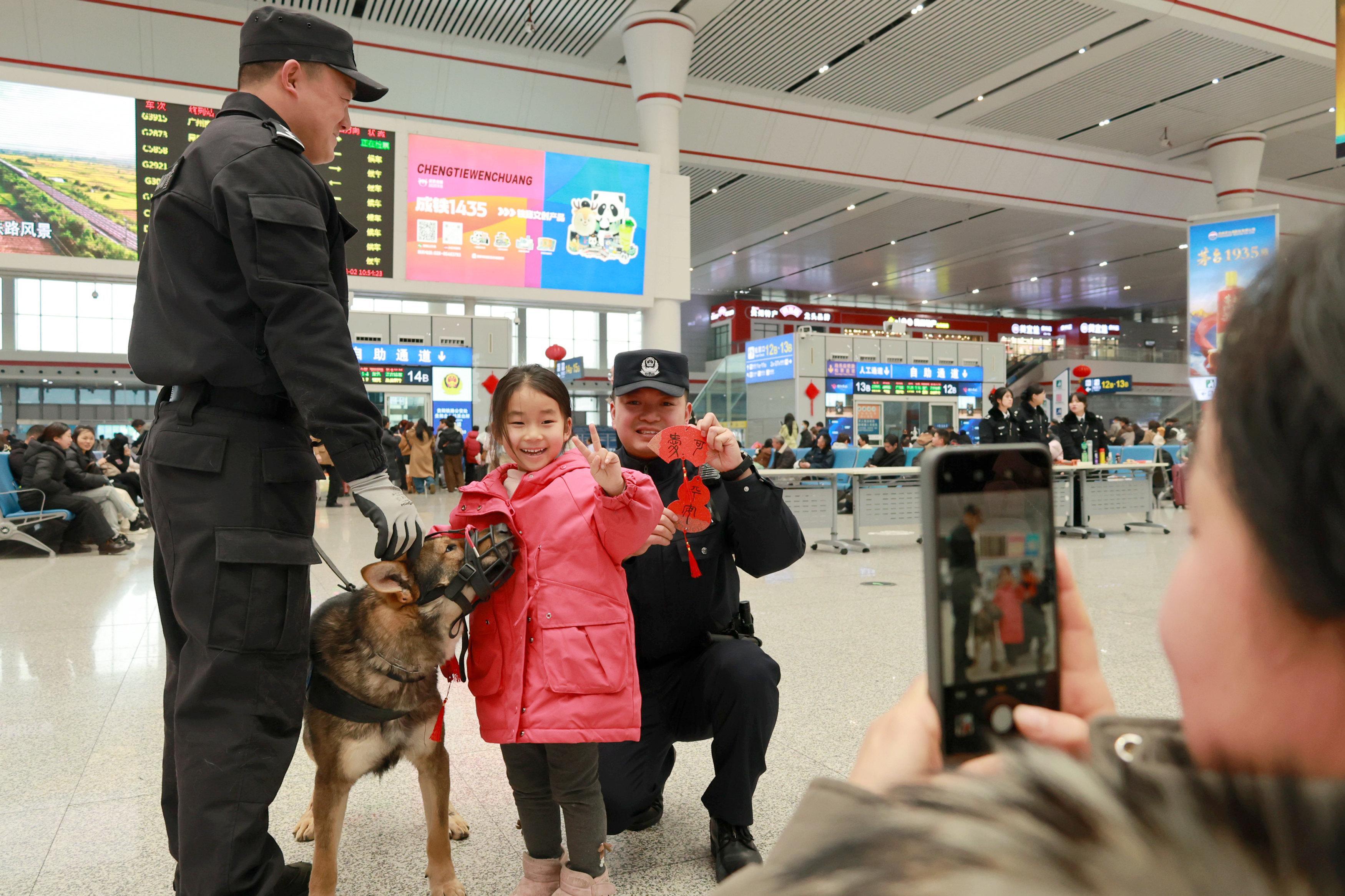 12 小小旅客與現(xiàn)場(chǎng)的“明星警犬——飛虎”合影留念.jpg