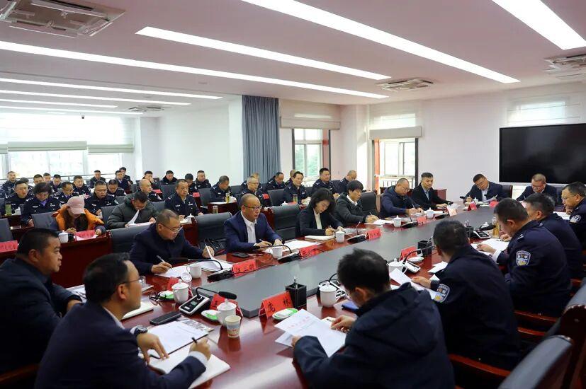 圖3 市公安局舉行黨風(fēng)政風(fēng)警風(fēng)監(jiān)督員聘任儀式?！岔樄踩诿襟w中心供圖.jpg