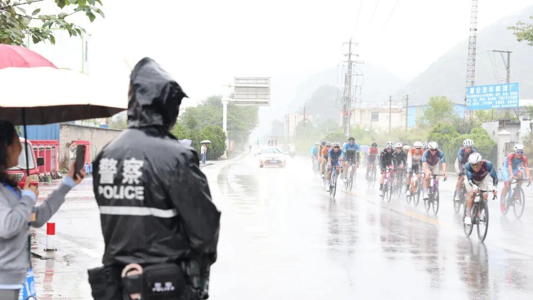 圖2 全力護(hù)航首屆環(huán)貴州公園省國(guó)際公路自行車賽?！?zhèn)寧自治縣公安局供圖.jpg