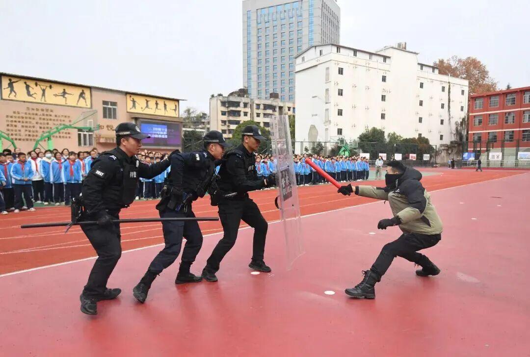 圖2 特警隊員現(xiàn)場講解襲擊應對技巧.jpg