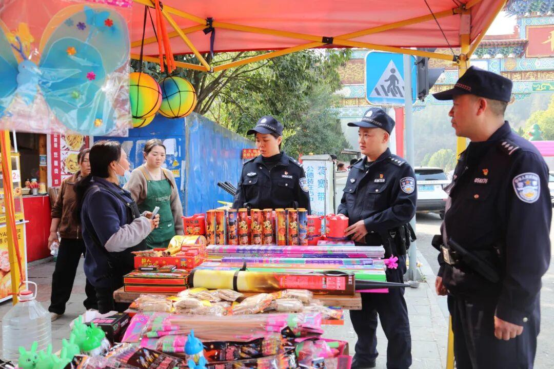 圖4 公安檢察煙花爆竹售賣商家.jpg