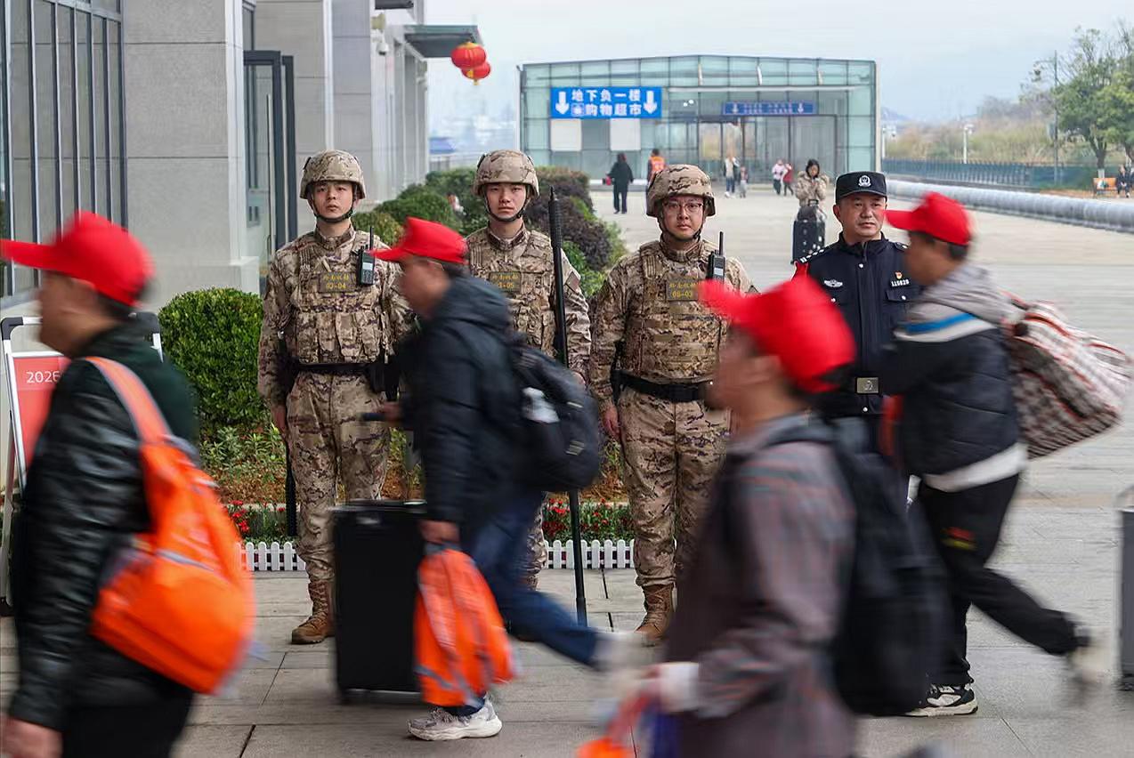 圖3駐站武警守護(hù)務(wù)工旅客有序進(jìn)站乘車。.jpg