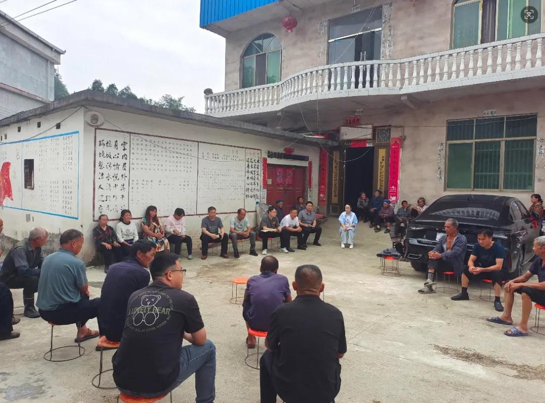 圖3  人民調(diào)解員與“法律明白人”聯(lián)動調(diào)處矛盾糾紛.jpg