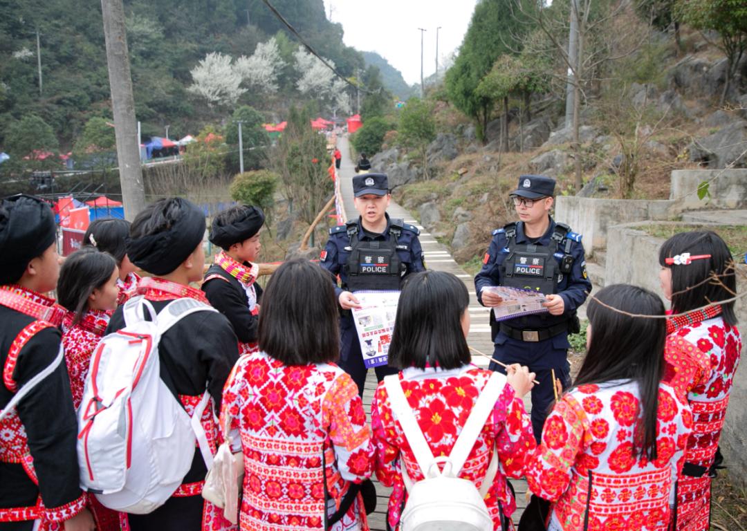 圖2 民警們手拿禁毒、反詐、防火防盜宣傳品開展宣傳.jpg