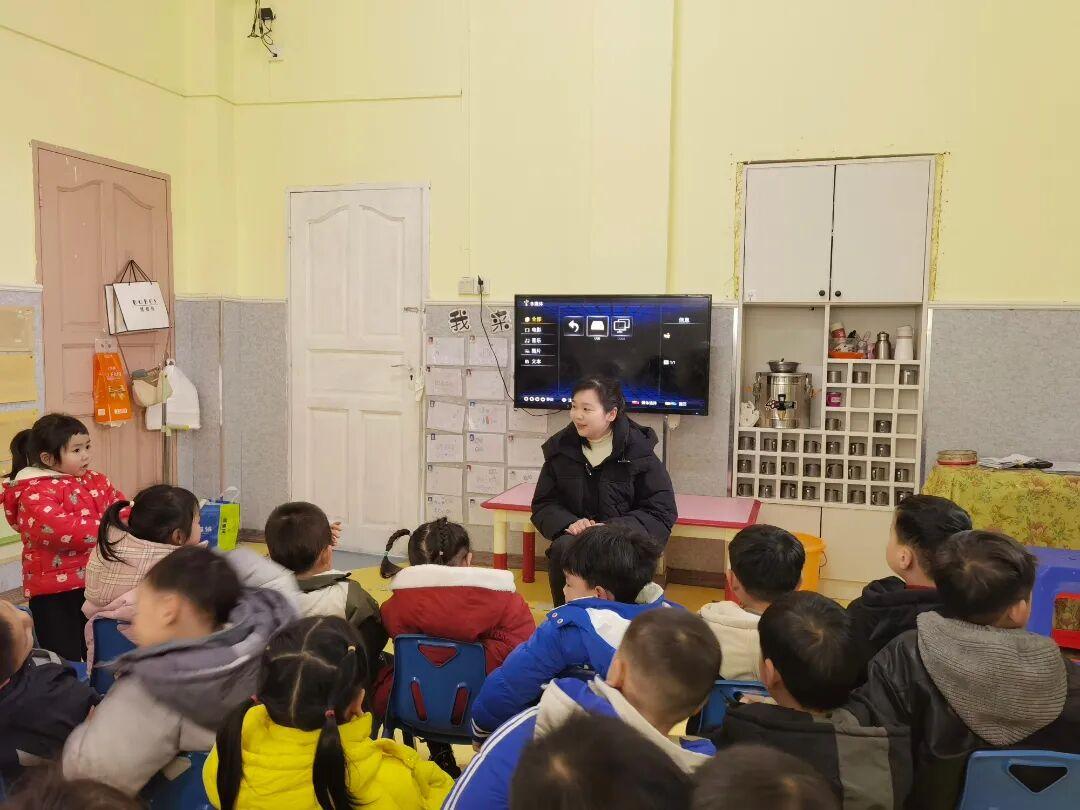 圖2  3月4日，愛立方幼兒園法治副校長楊宏平到校開展宣傳教育活動(dòng).jpg