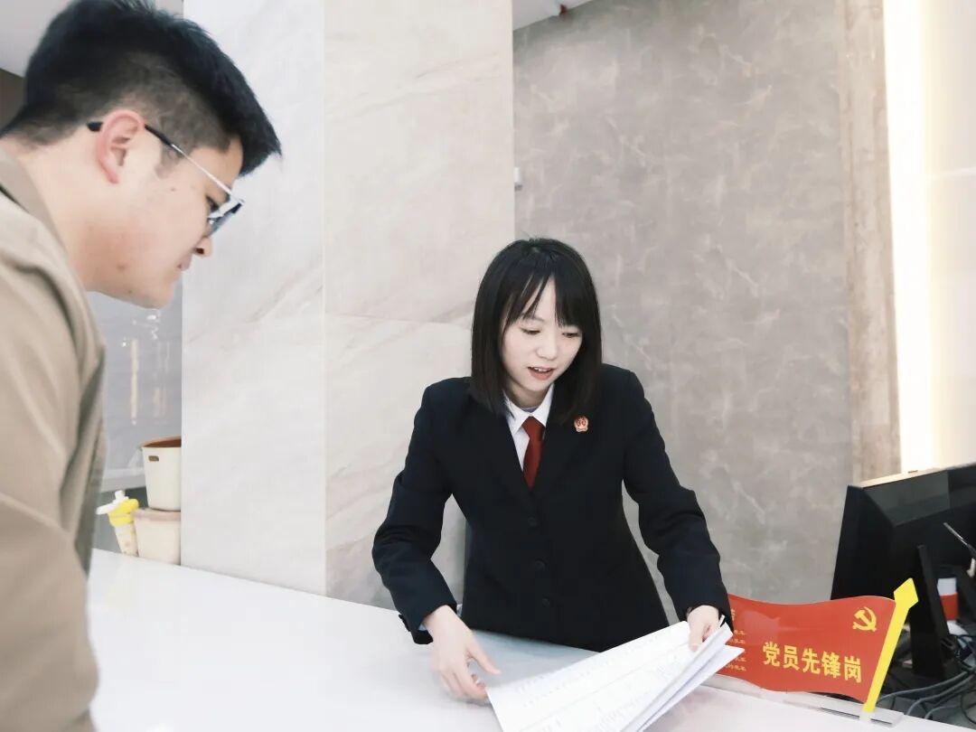 圖1 朱俊蓉耐心引導群眾.jpg