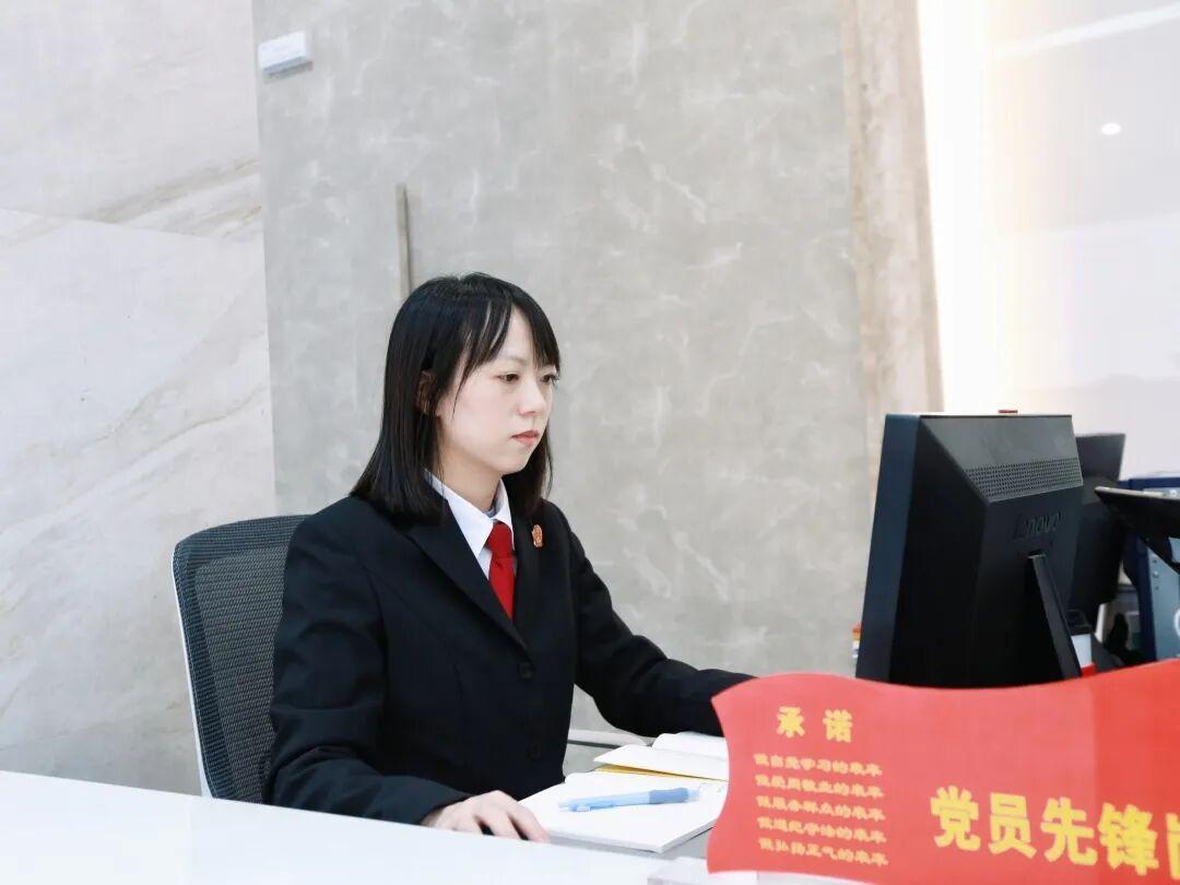 圖2 在服務窗口認真工作的朱俊蓉.jpg