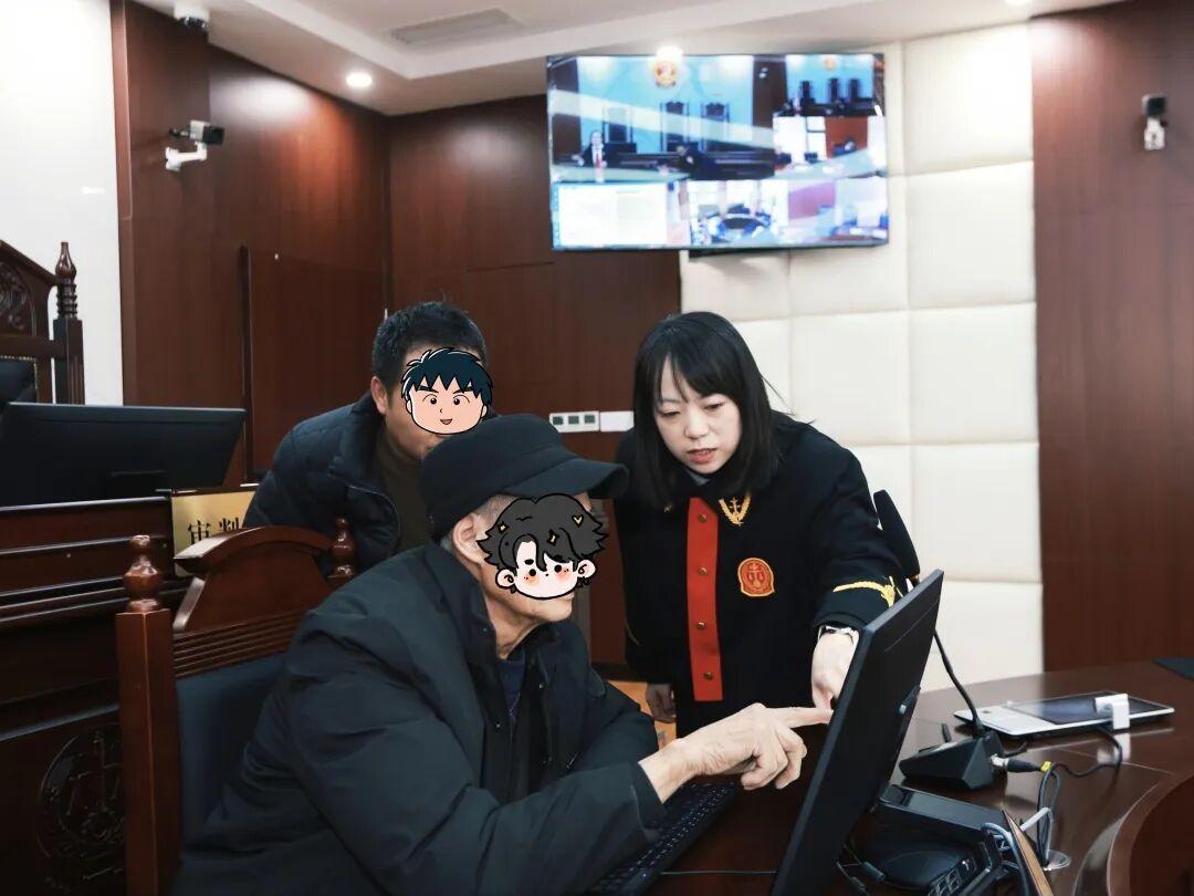 圖4 朱俊蓉耐心引導群眾.jpg