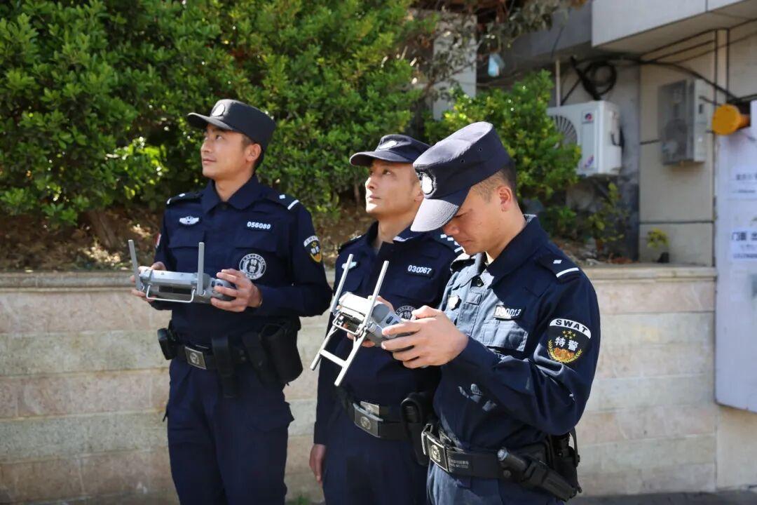 圖1 警員操控?zé)o人機.jpg
