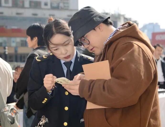 圖一 活動(dòng)中專業(yè)人員一對(duì)一答疑.jpg