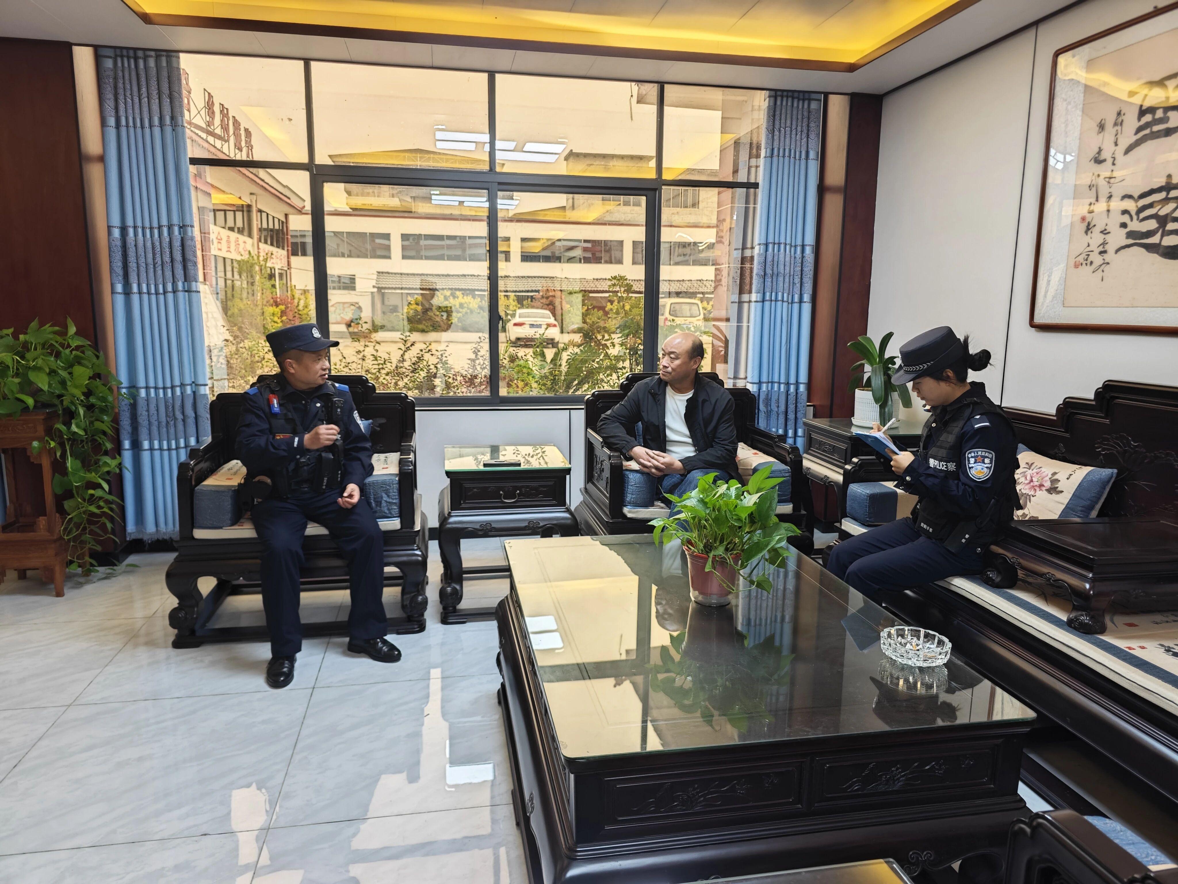 圖2  民警與茶企負(fù)責(zé)人座談交流.jpg