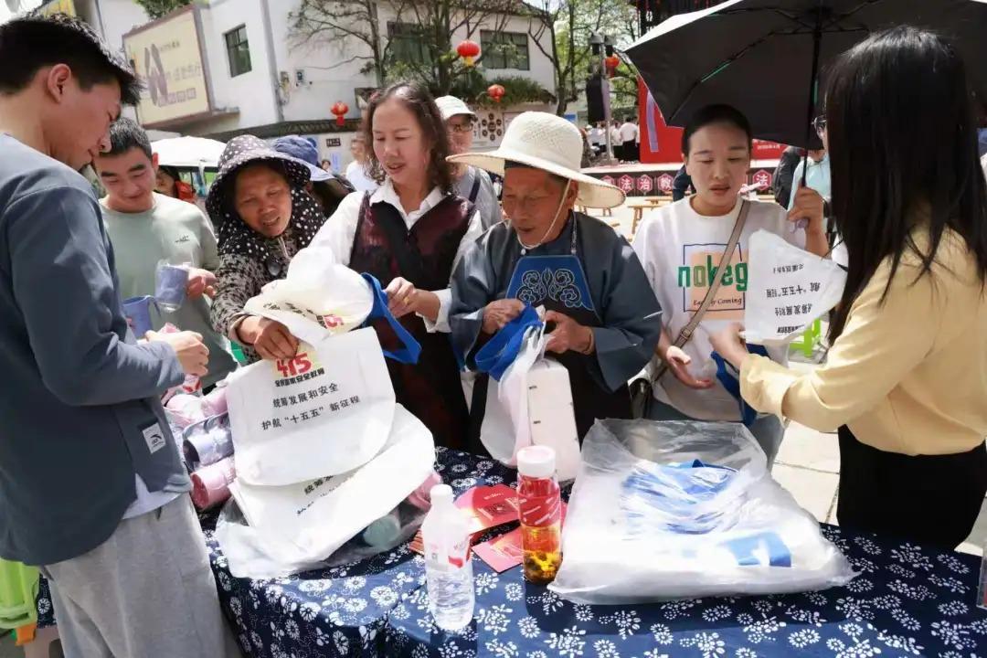 圖 2  宣講團(tuán)在花溪區(qū)龍井村宣講國家安全知識.jpg