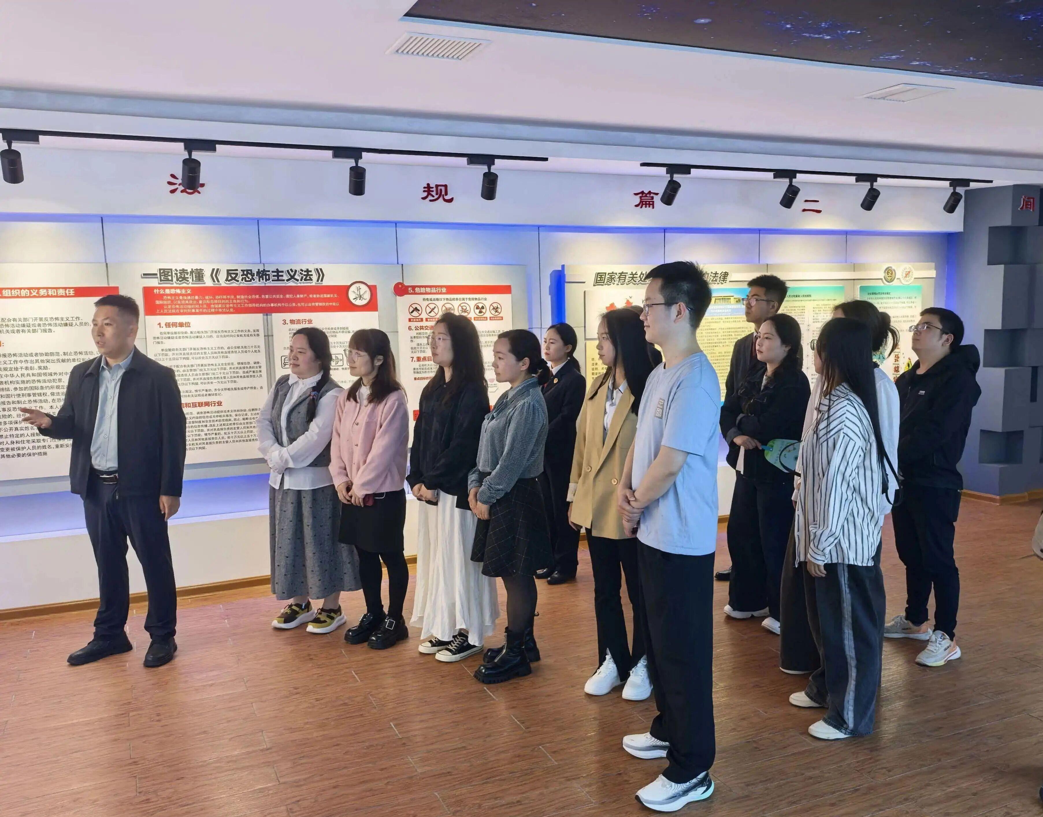 圖2 全體干部職工前往區(qū)委黨校國(guó)家安全警示教育基地參觀(guān)學(xué)習(xí)。.jpg