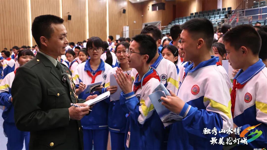 圖2 李應(yīng)榮與學(xué)生互動(dòng).jpg