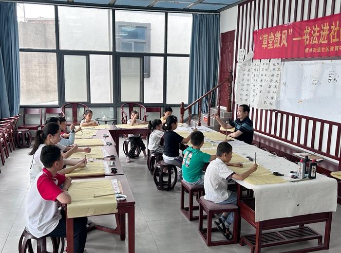 在草圣書鄉(xiāng)，本土?xí)ɡ蠋熣谥笇?dǎo)青少年學(xué)習(xí)書法。林瑛攝