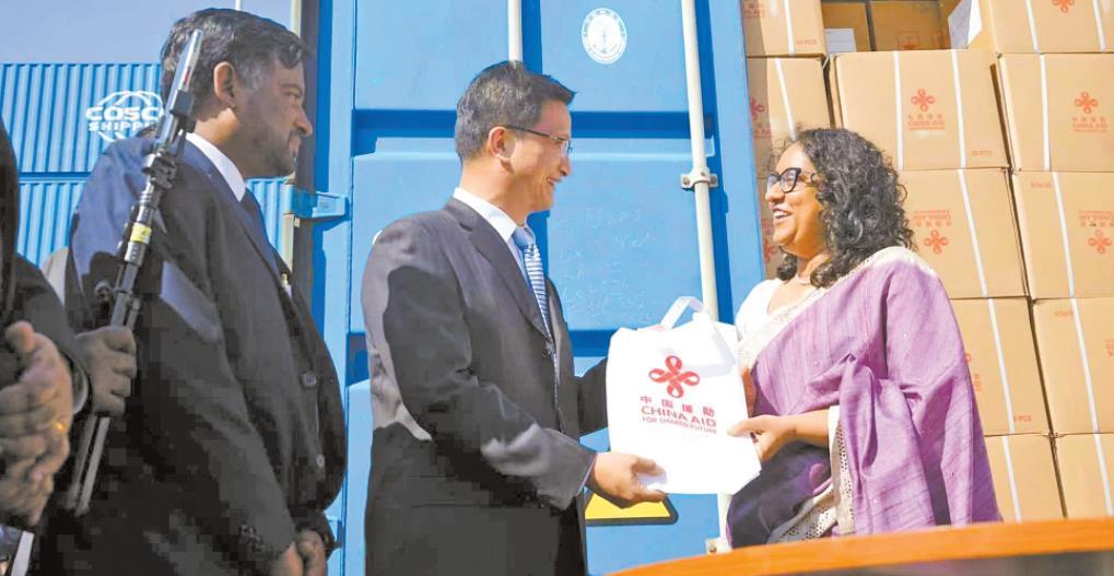 中國(guó)援助斯里蘭卡校服布料運(yùn)抵科倫坡