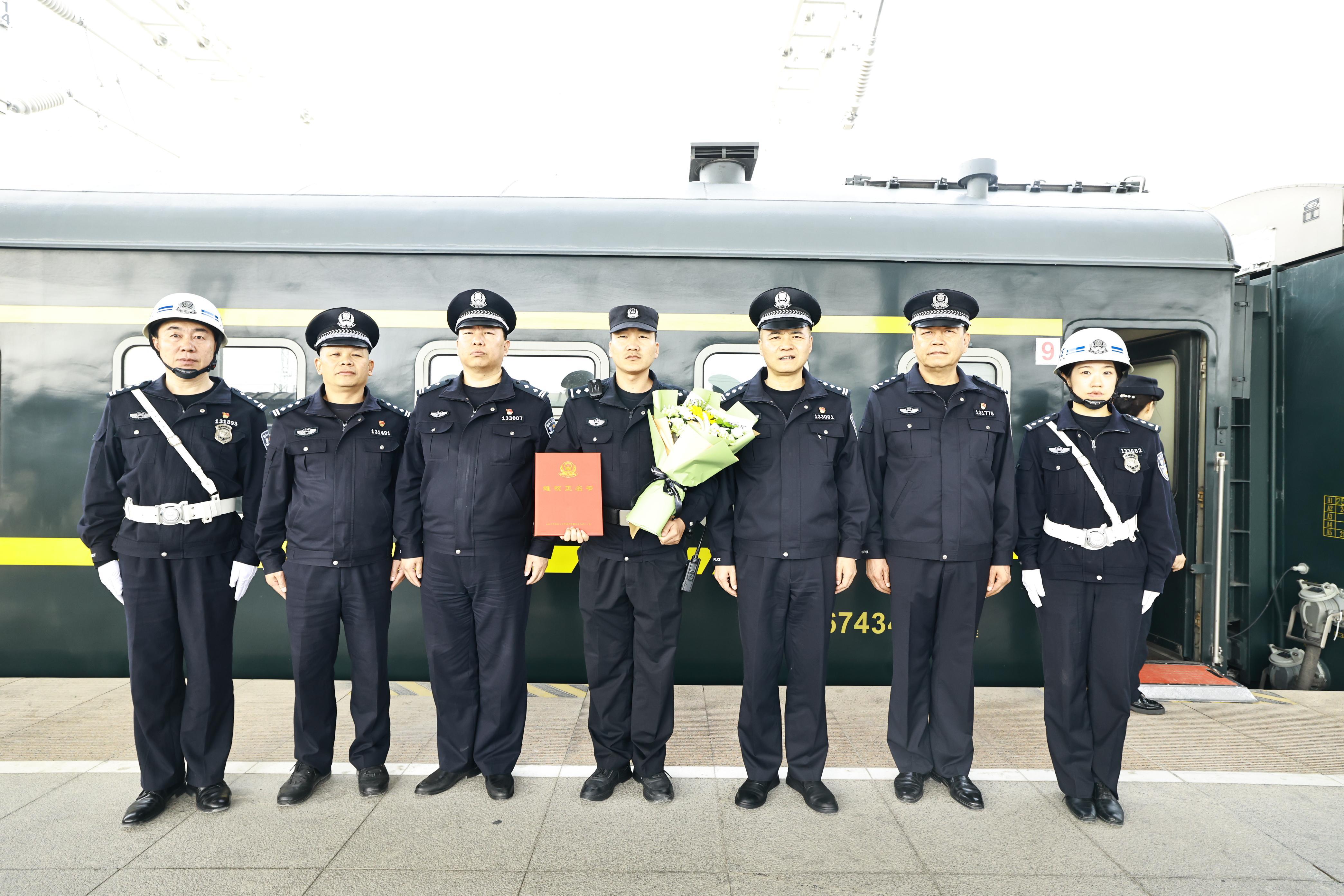 庫鐵警方為遭受誣告陷害民警頒發(fā)維權(quán)證明書