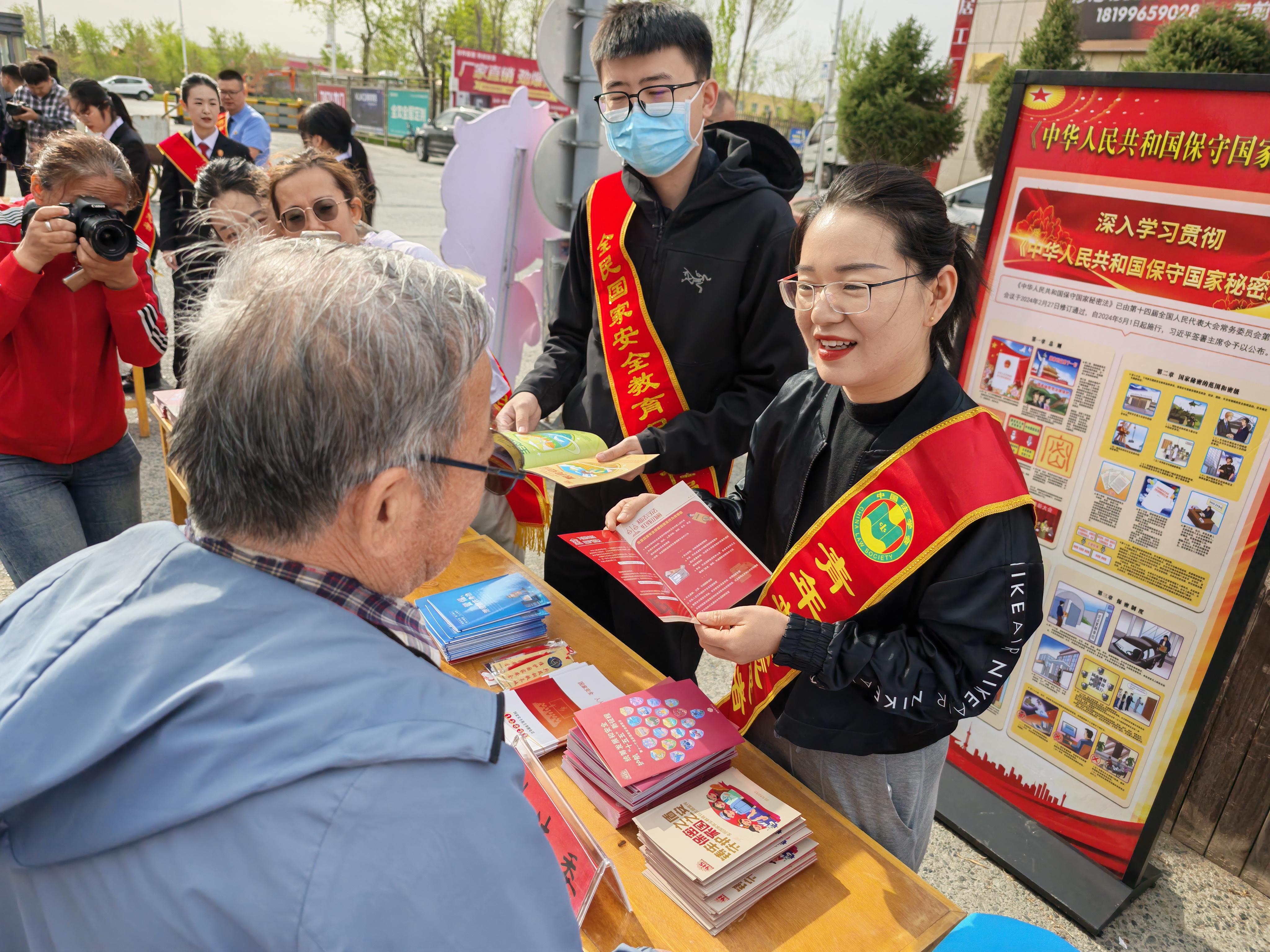 新疆沙灣市：“國安課堂”進(jìn)集市 普法“趕集”接地氣