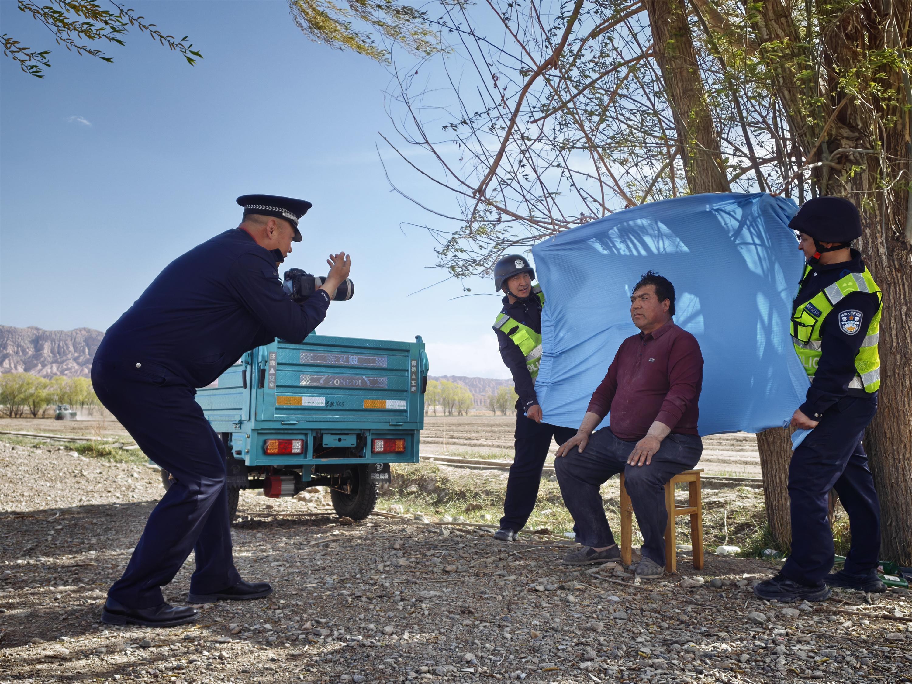 新疆烏?。禾镩g設(shè)點(diǎn)解民憂“牧田衛(wèi)士”護(hù)春耕