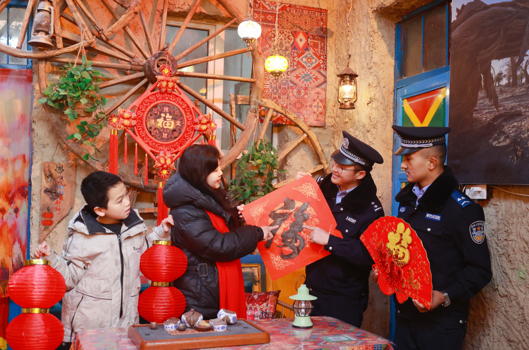 新疆阿瓦提：警民迎春話平安