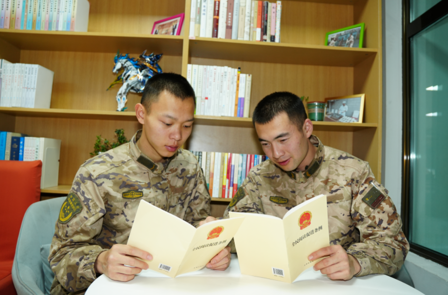 武警西寧支隊掀起《全民閱讀促進條例》學習熱潮