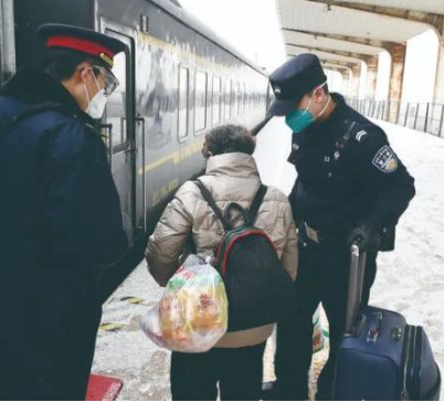 10年后，他戴上了父親的警號，開啟了第一次春運執(zhí)勤