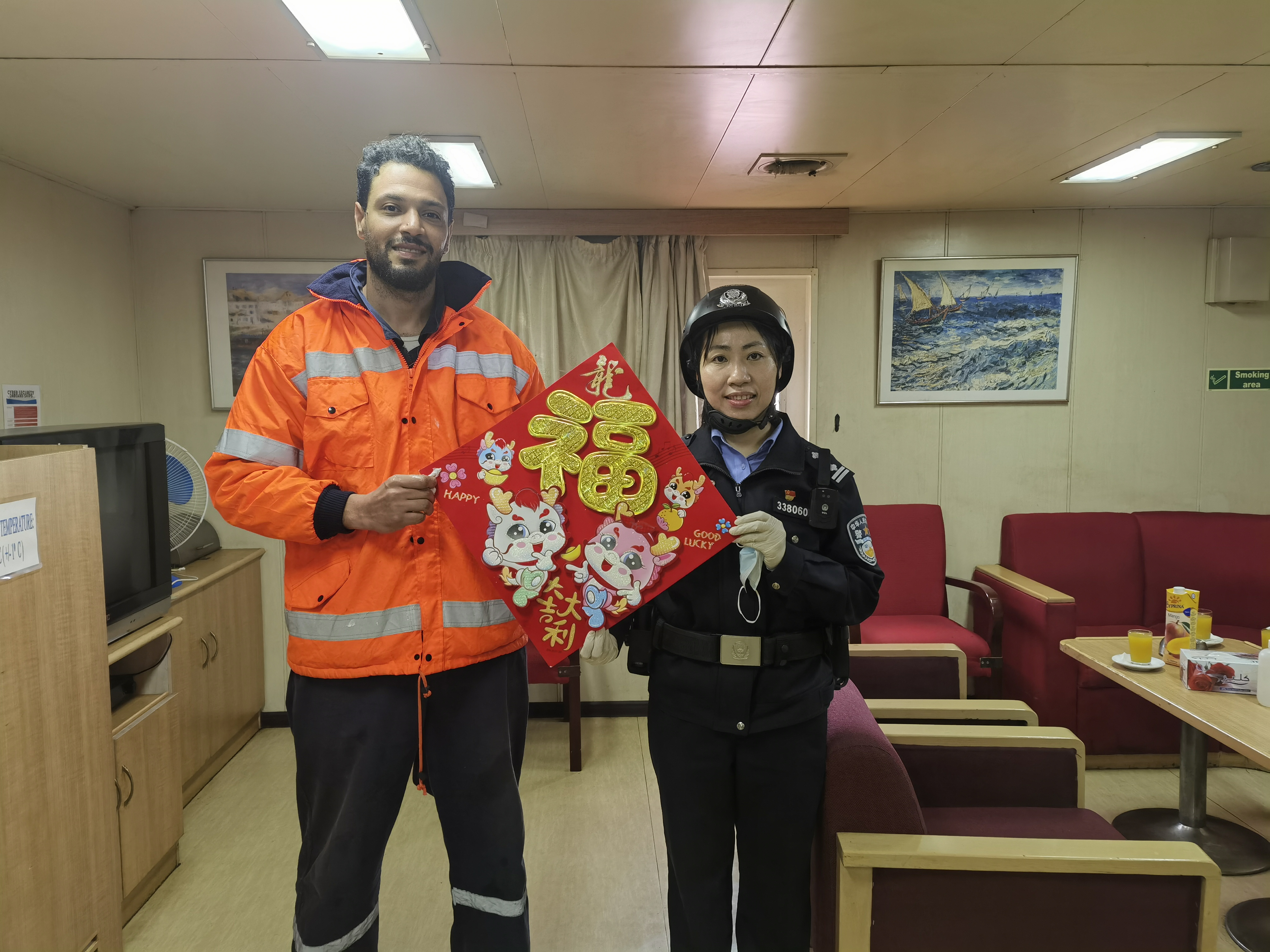圖三為執(zhí)勤民警陳嬌外籍船舶為船員送祝福賀新春。.jpg