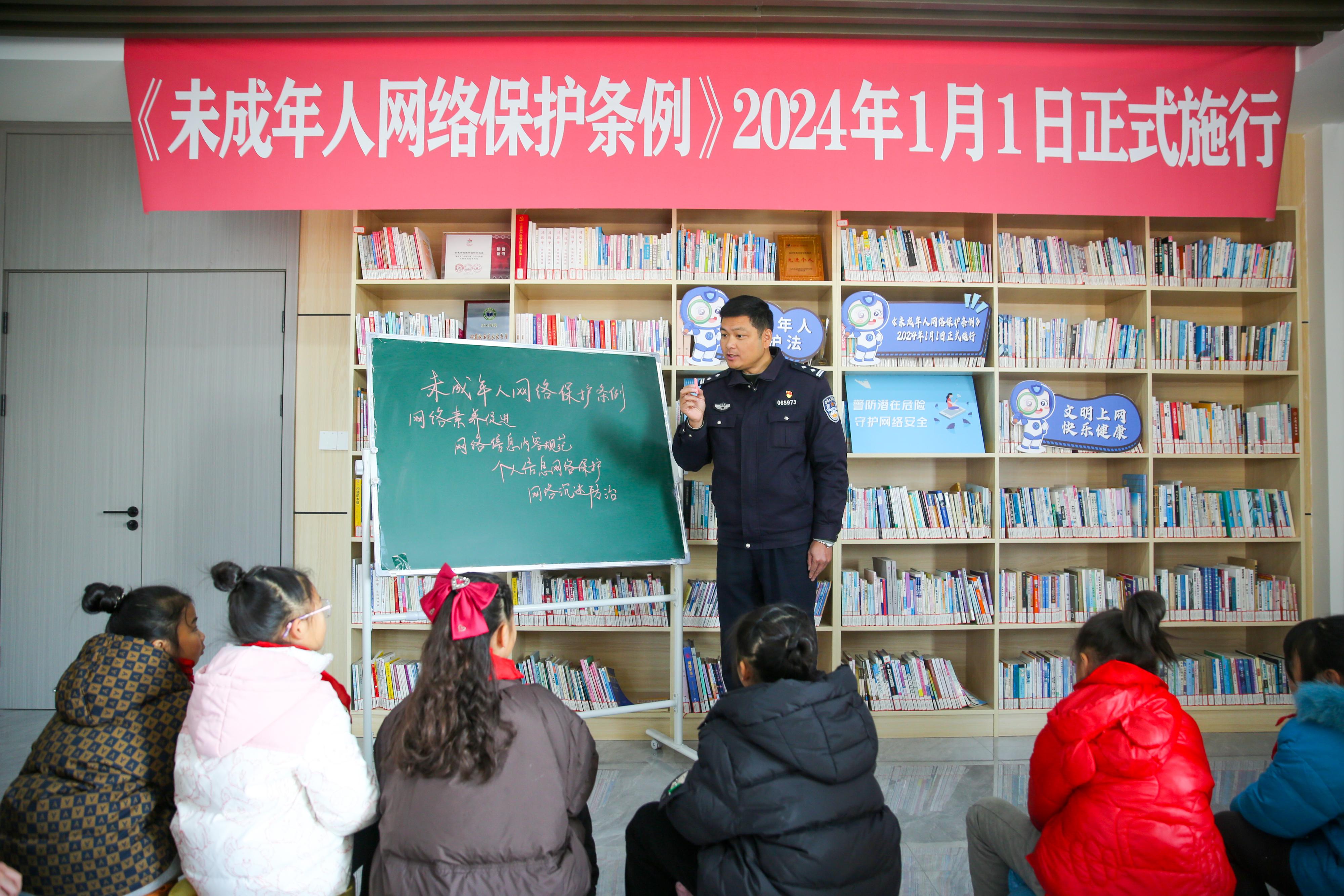 2024年1月1日，在江蘇南通如皋市城南街道新華社區(qū)農(nóng)家書屋內(nèi)，網(wǎng)絡(luò)普法志愿者向?qū)W生講解《未成年網(wǎng)絡(luò)安全保護條例》相關(guān)內(nèi)容。.jpg