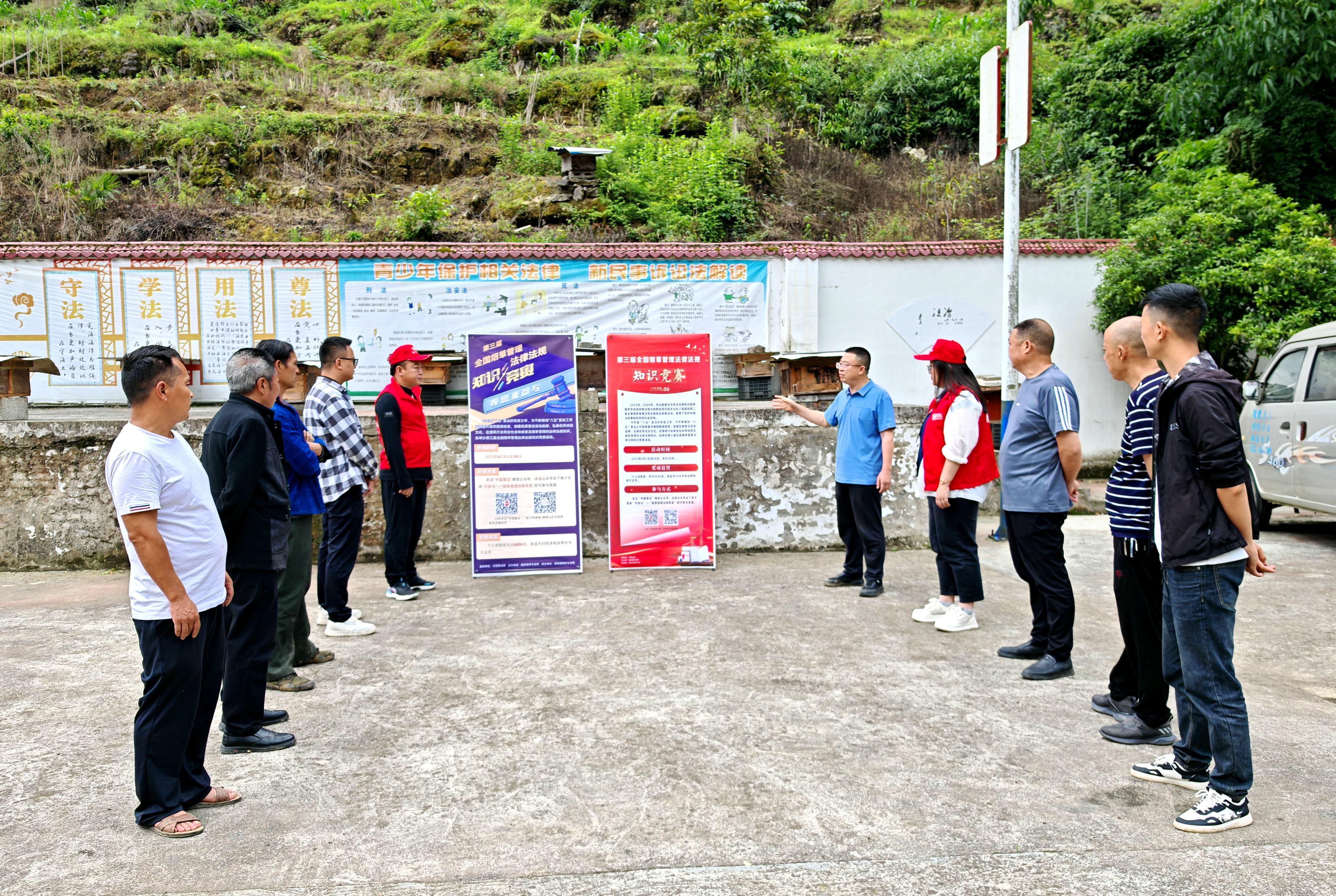 到鄉(xiāng)村開展普法宣講，發(fā)動(dòng)社會(huì)公眾參與競(jìng)賽答題.jpg