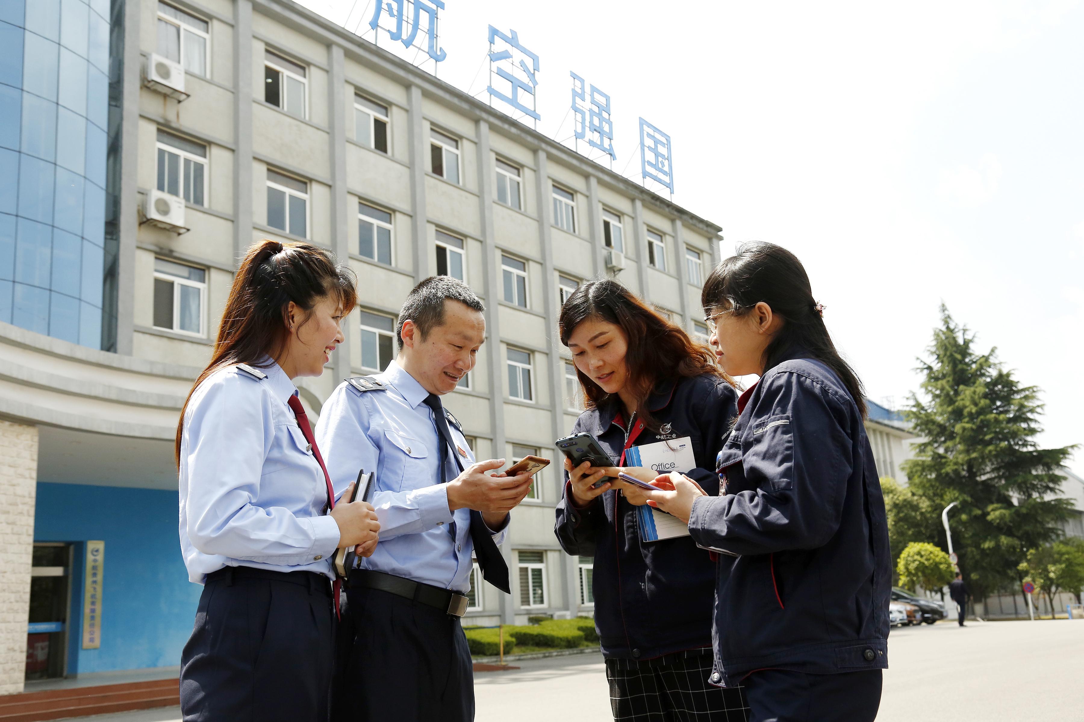 “金稅委員” 走進(jìn)企業(yè)，為企業(yè)詳細(xì)解說稅務(wù)部門在減稅降費(fèi)、納稅服務(wù)、助企紓困等方面的措施與成效，并專項(xiàng)輔導(dǎo)企業(yè)所需稅費(fèi)知識(shí)。.jpg