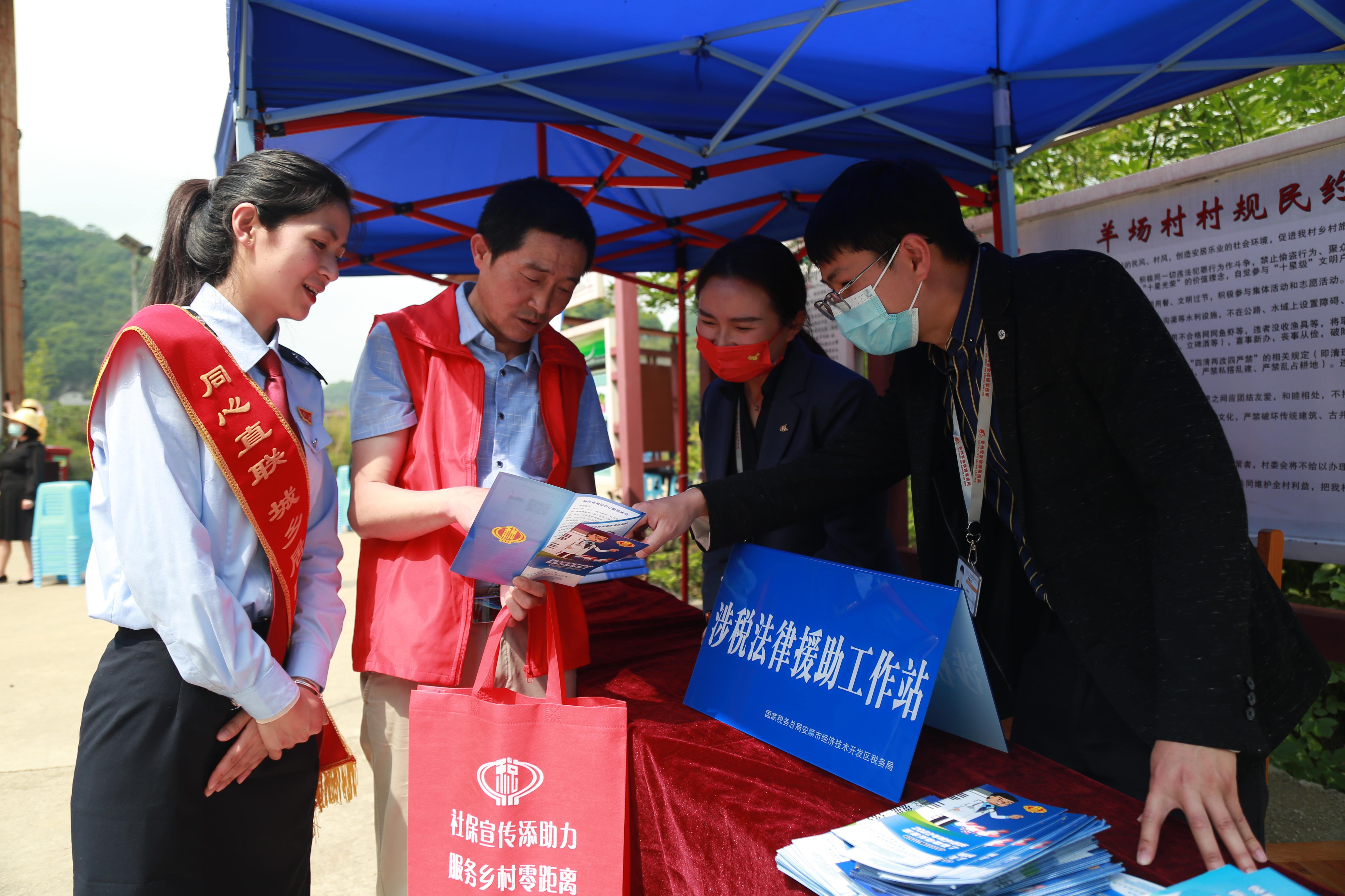 以青年稅務(wù)干部為主體，打造“鄉(xiāng)村振興助農(nóng)服務(wù)隊(duì)”，走進(jìn)鄉(xiāng)村、農(nóng)業(yè)合作社提供發(fā)票代開指導(dǎo)、社保繳費(fèi)宣傳、涉稅政策咨詢等稅費(fèi)服務(wù)。.jpg
