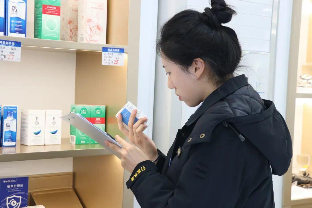 圖1 執(zhí)法人員在商鋪檢查產(chǎn)品信息.jpg