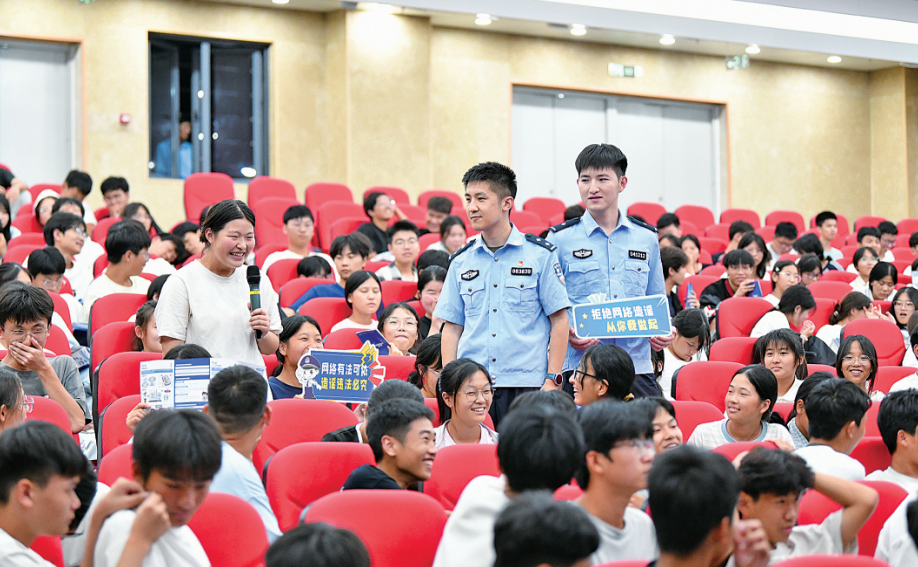 民警走進(jìn)轄區(qū)校園開(kāi)展網(wǎng)絡(luò)安全宣傳活動(dòng)