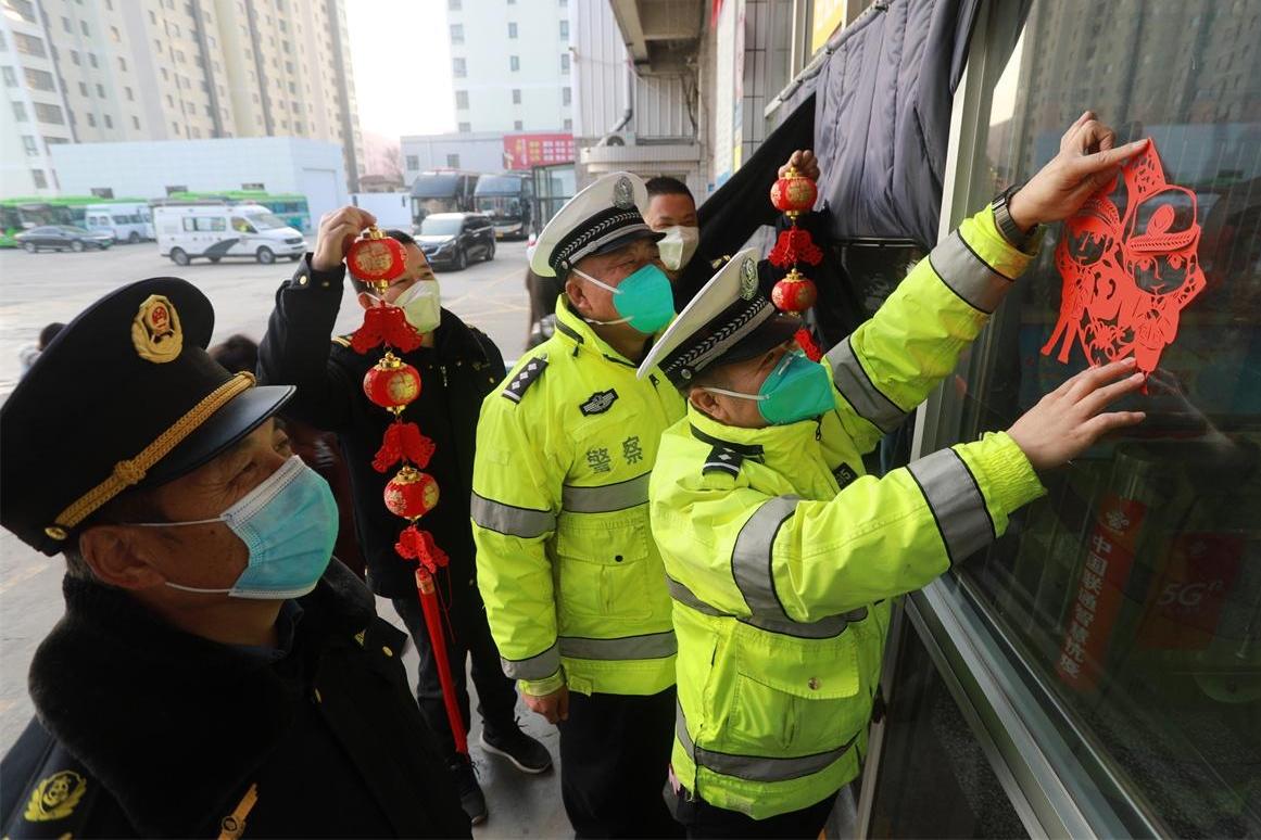 護(hù)航春運交警同行